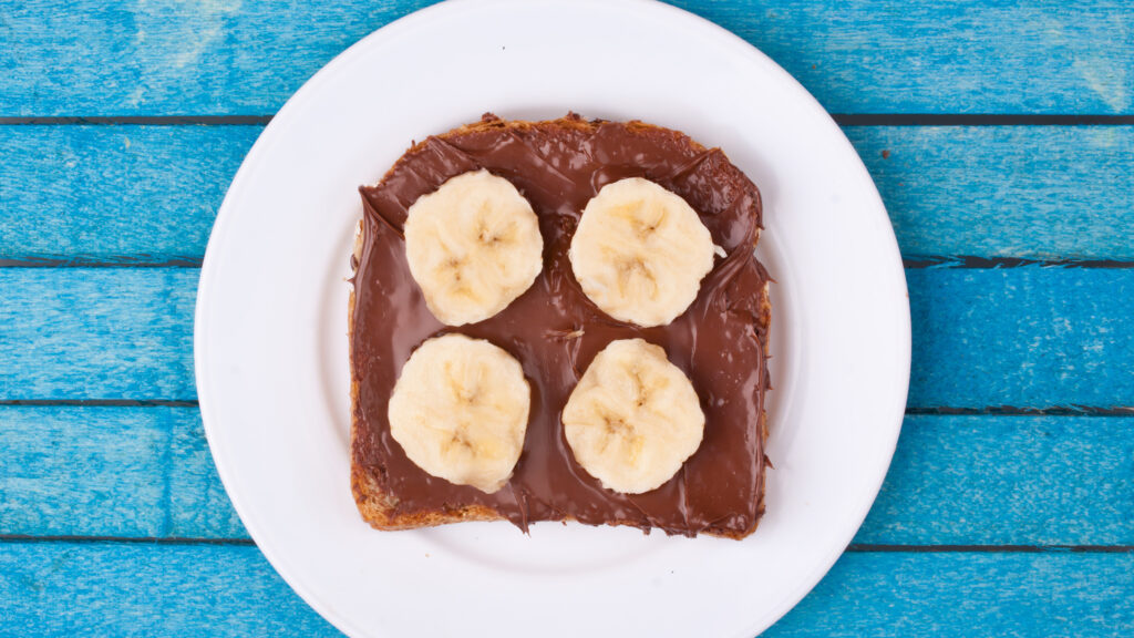 Chocopasta en banaan op een boterham